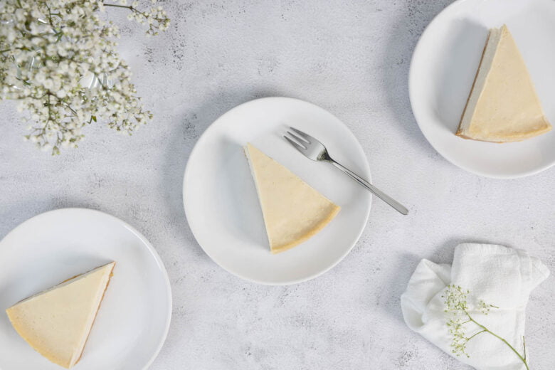 Originaler New York Cheesecake Vegan - drei Stück von oben abgeschnitten