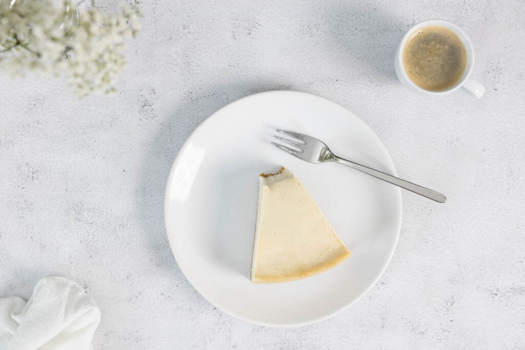 Originaler New York Cheesecake Vegan von oben ein Stück mit Gabel