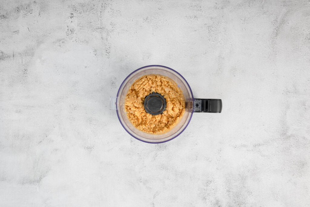 Originaler New York Cheesecake Vegan - vegane Butterkeckse in der Küchenmaschine verkleinert