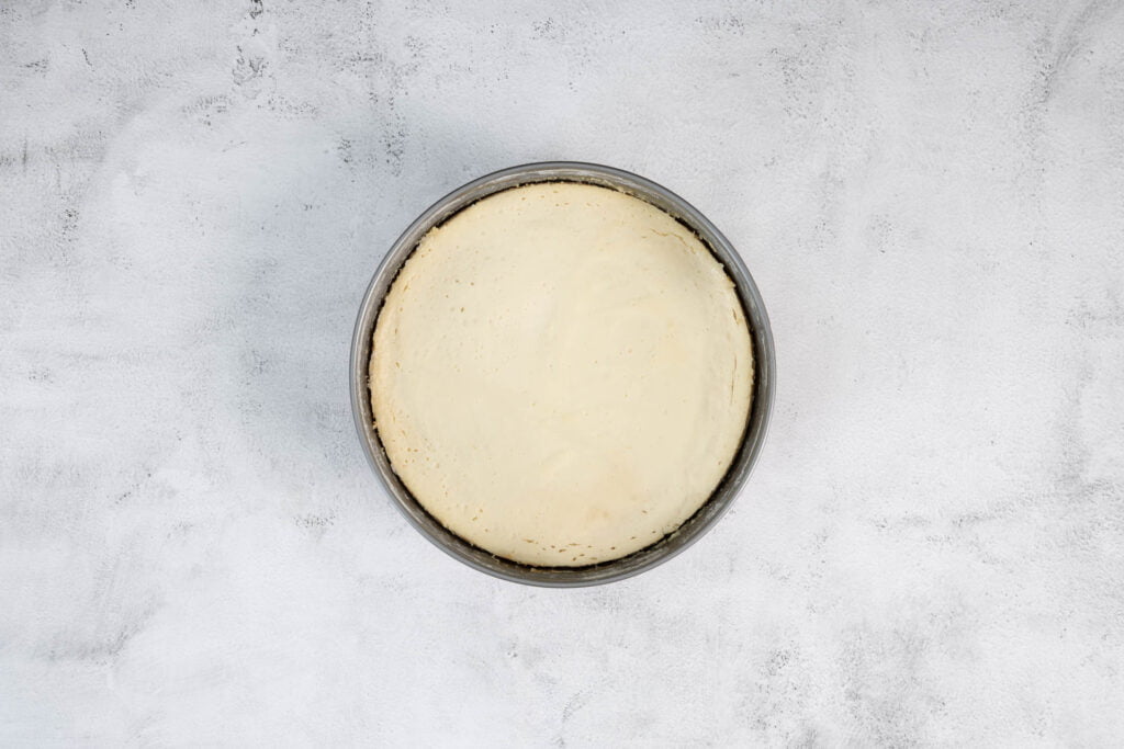 Originaler New York Cheesecake Vegan - ganzer Kuchen von oben nach dem Backen