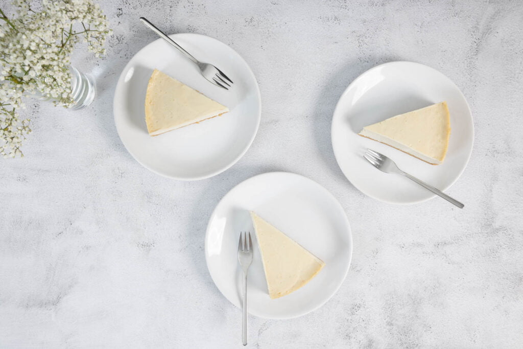 Originaler New York Cheesecake Vegan - drei Stück von oben auf den Tellern