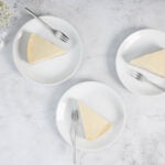 Originaler New York Cheesecake Vegan - drei Stück von oben auf den Tellern