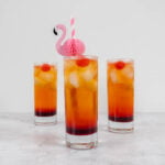 Shirley Temple Cocktail ohne Alkohol mit Cocktailkirsche und Flamingo Strohhalm
