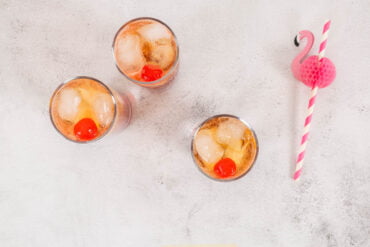 Shirley Temple Cocktail ohne Alkohol mit Cocktailkirsche und Flamingostrohhalm