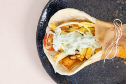 Veganer Tofu Gyros auf Teller mit Fries