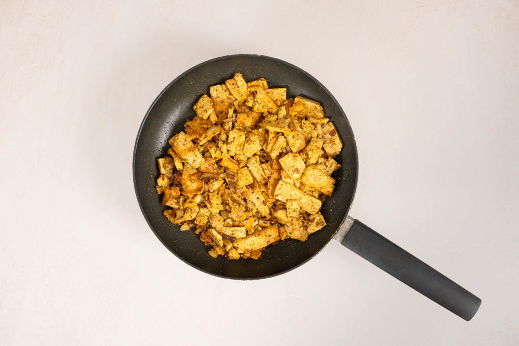 Tofu mariniert in Pfanne am braten