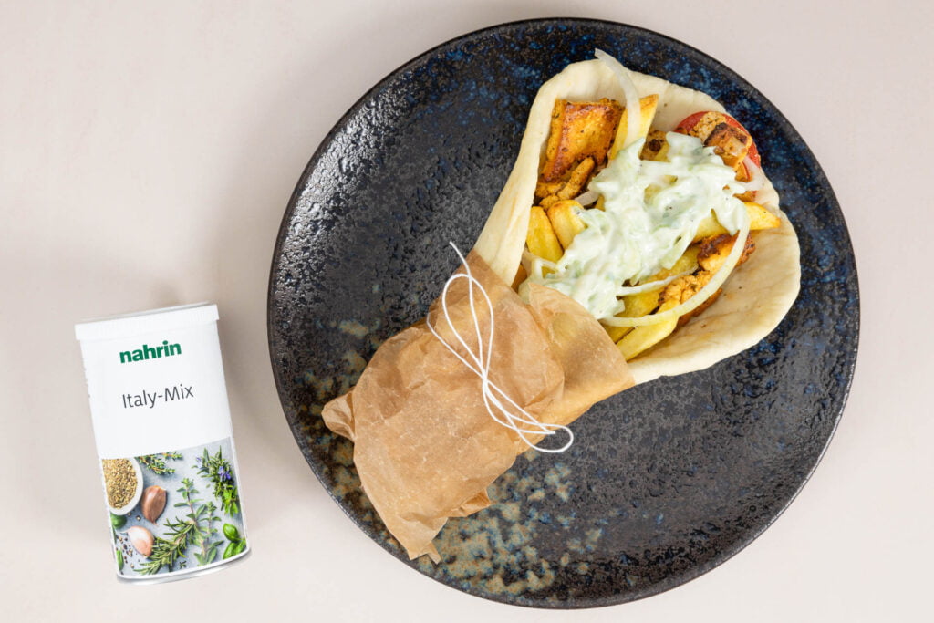 Veganer Tofu Gyros auf Teller