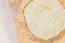 Veganes Pitabrot von oben auf Backpapier