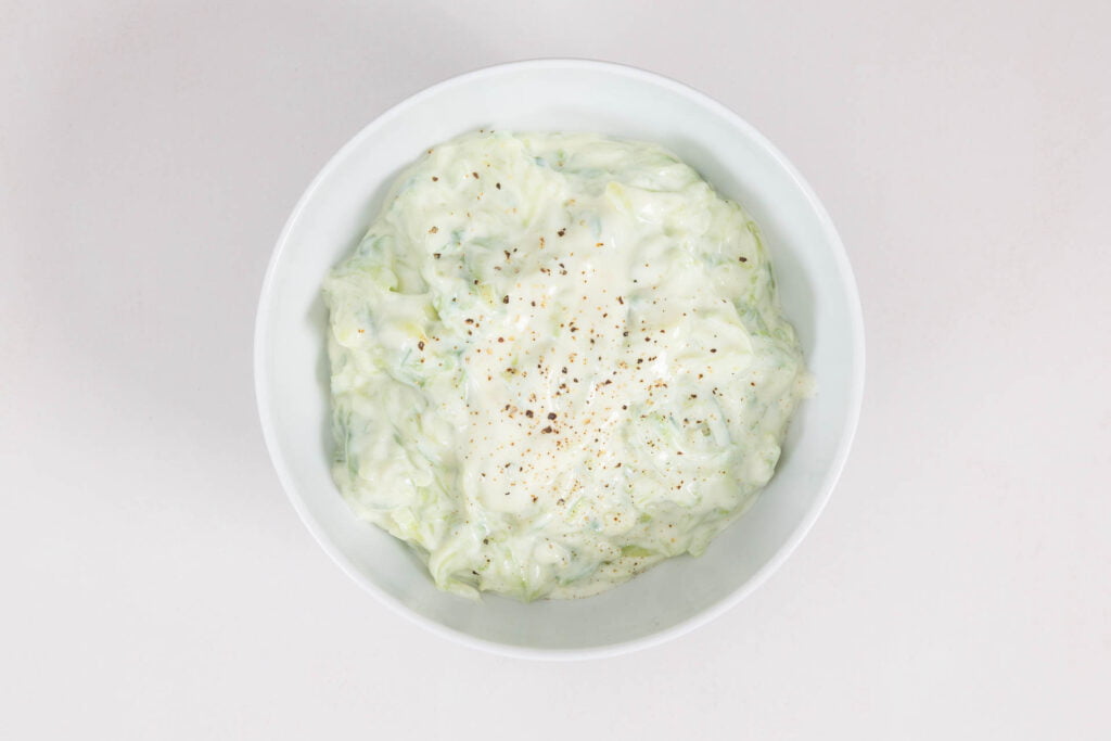 Veganes Tzaziki mit Joghurt im Schüssel