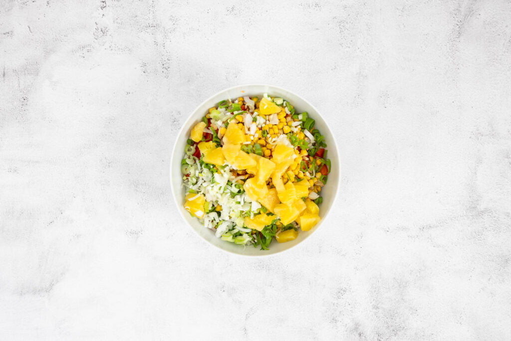 Tropischer Reissalat mit Ananas - alle Zutaten in der Schüssel