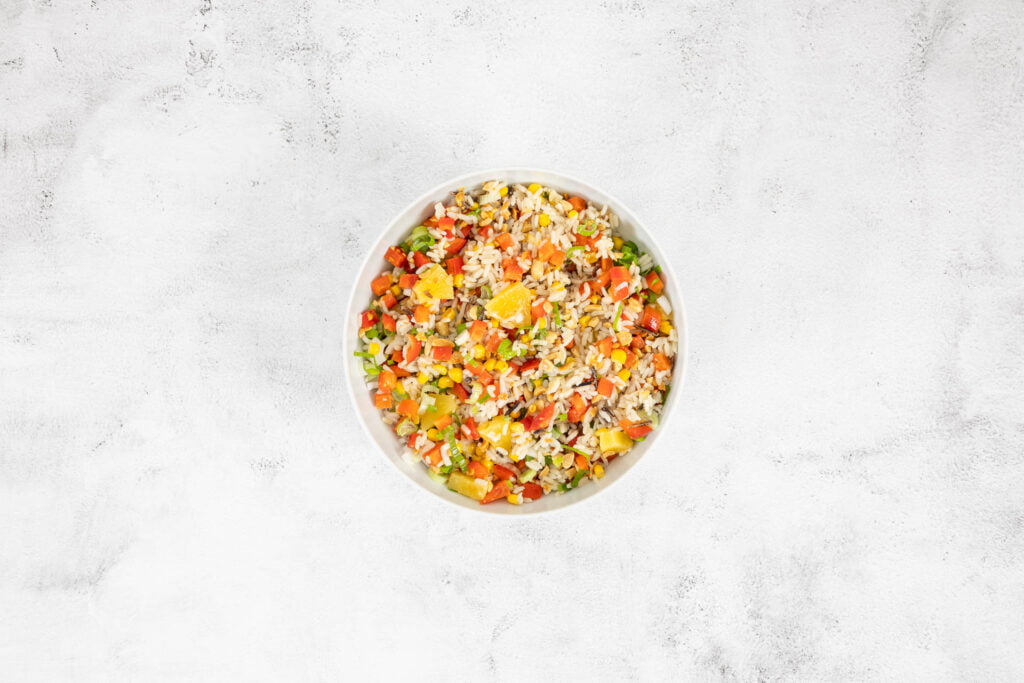 Tropischer Reissalat mit Ananas in einer Schüssel