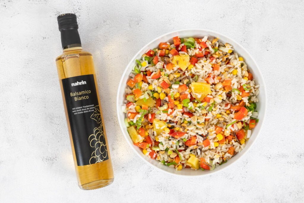Tropischer Reissalat mit Ananas - alle Zutaten in der Schüssel mit Weissweinessig
