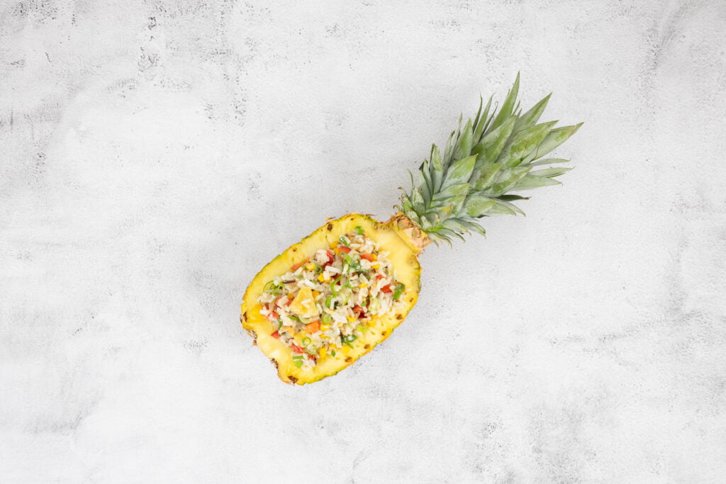 Tropischer Reissalat mit Ananas auf dem Tisch