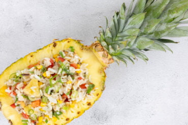 Tropischer Reissalat mit Ananas