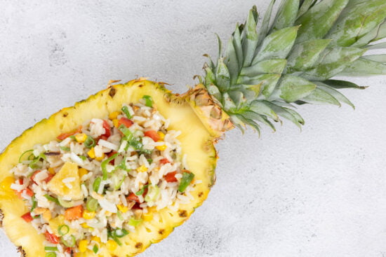 Tropischer Reissalat mit Ananas