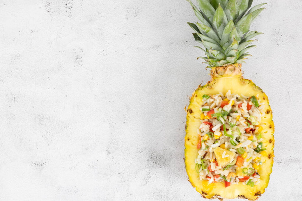 Reissalat in Ananas gefüllt