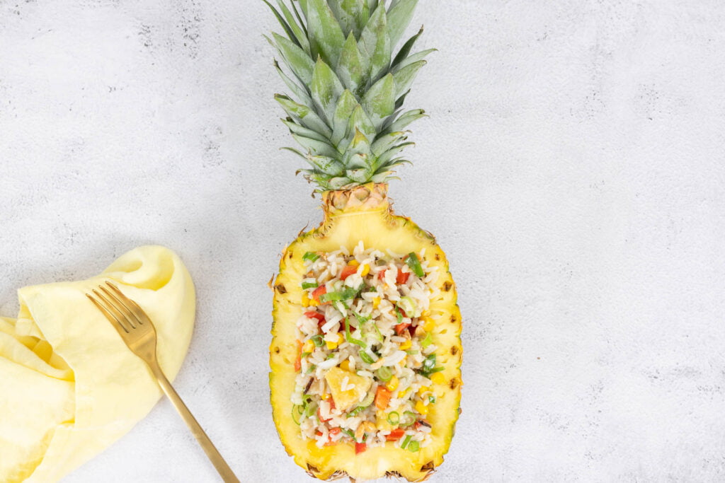 Reissalat in Ananas gefüllt mit Gabel und Serviette
