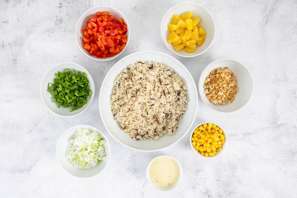 Tropischer Reissalat mit Ananas - alle Zutaten werden in die Schüssel gegeben