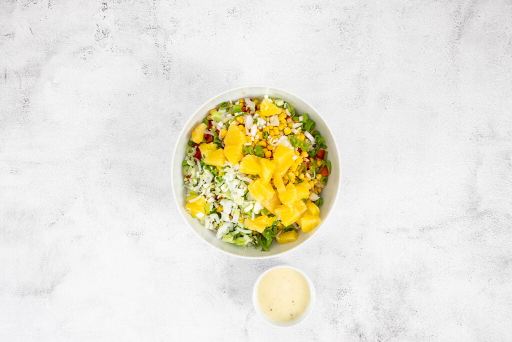 Tropischer Reissalat mit Ananas - alle Zutaten in der Schüssel