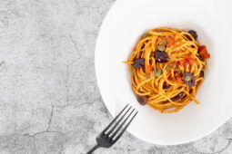 Vegane Spaghetti Puttanesca ohne Sardellen