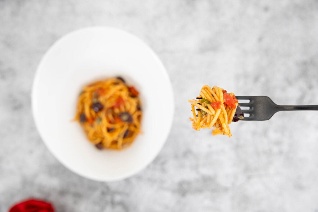 Vegane Spaghetti Puttanesca ohne Sardellen