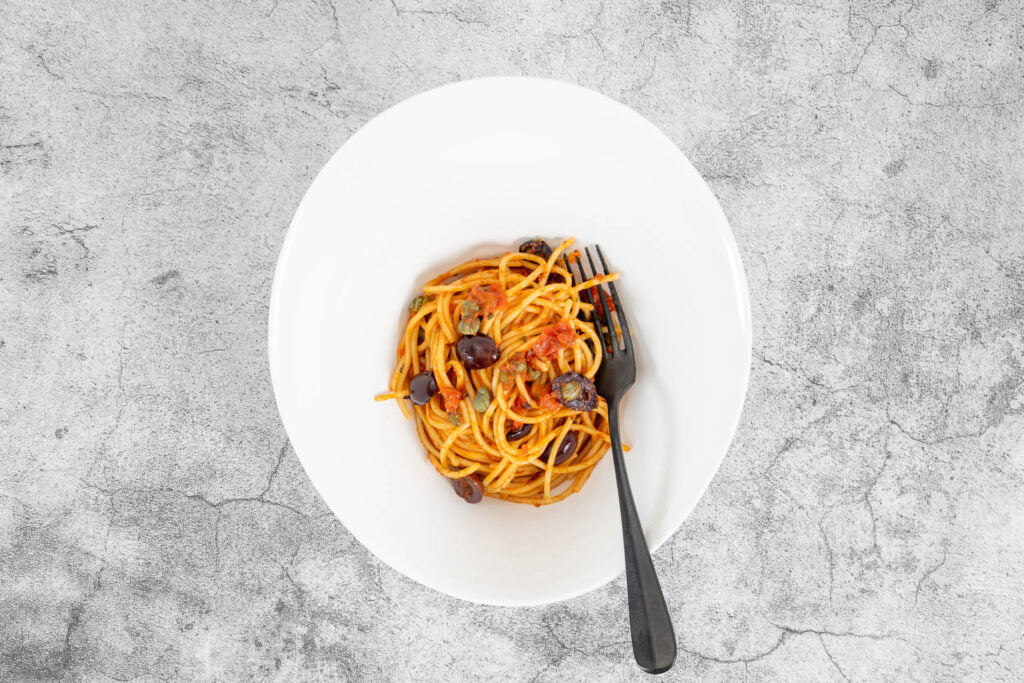 Vegane Spaghetti Puttanesca ohne Sardellen