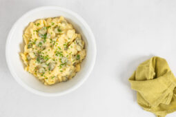 Veganer Kartoffelsalat - Der beste Härdöpfelsalat der Welt - auf einem Teller auf dem Tisch mit Serviette