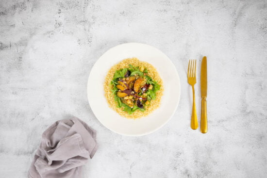 Zwetschgensalat mit Couscous und Rucola