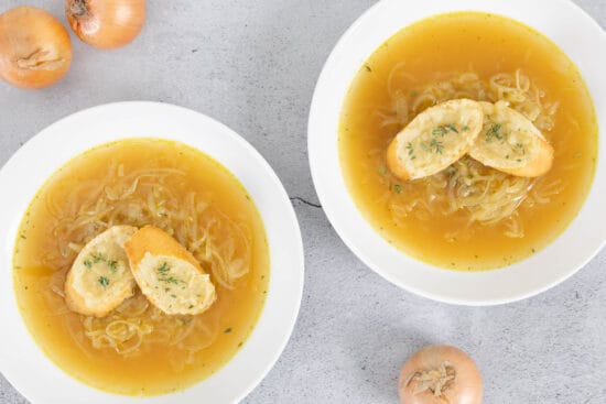 Französische Zwiebelsuppe vegan mit Gemüsebouillon