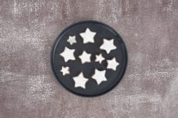 Vegane Zimtsterne mit Aquafaba Glasur