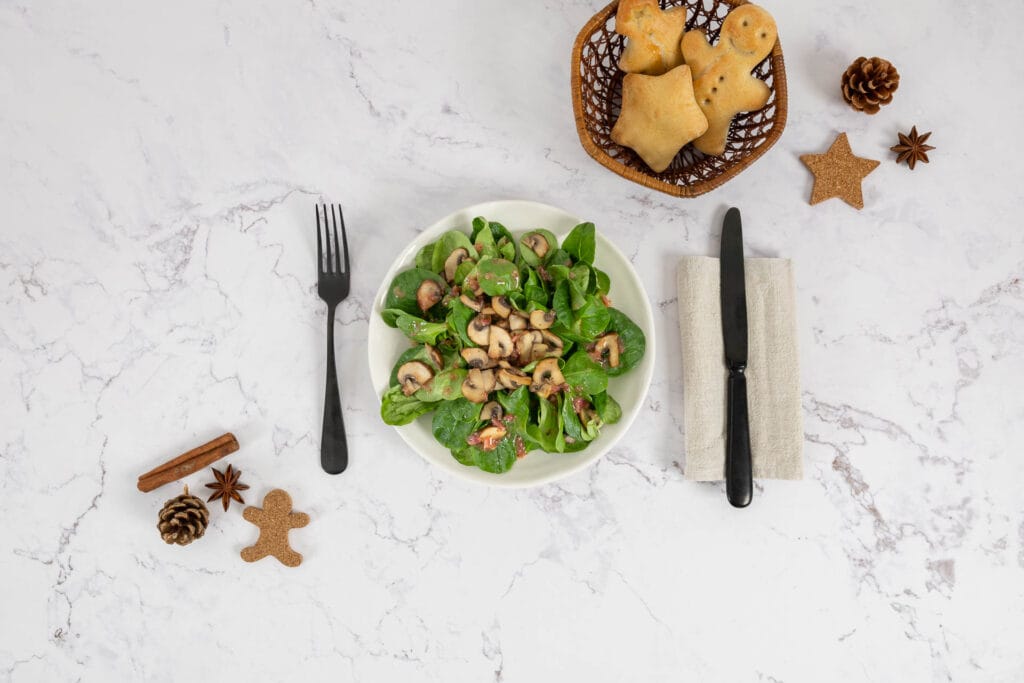 Nüsslisalat_Feldsalat mit Pilzen und Preiselbeer Vinegrette mit Hefebrötchen im Körbchen
