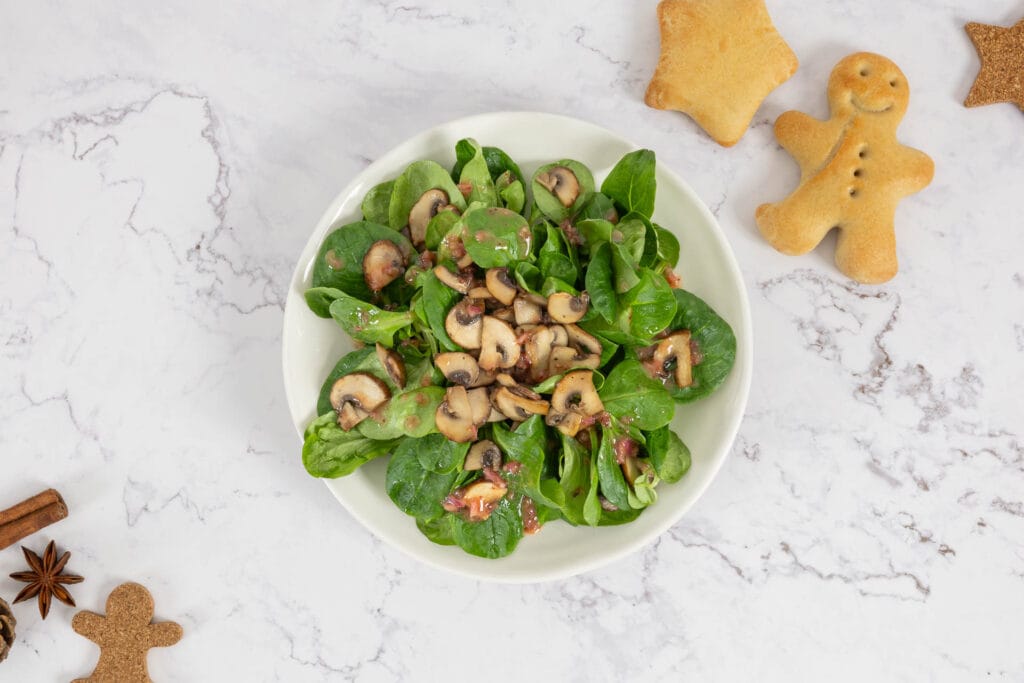 Nüsslisalat_Feldsalat mit Pilzen und Preiselbeer Vinegrette mit Hefegebäck