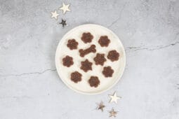 Vegane Brunsli deluxe Version mit Aquafabe Eischaum mit Deko auf dem Teller