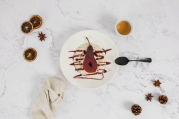Vegane Cashewcreme mit Rotweinbirnen und Glühweinsirup mit Deko und Espresso