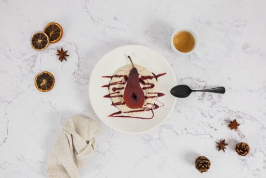 Vegane Cashewcreme mit Rotweinbirnen und Glühweinsirup mit Deko und Espresso