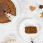 Veganer Luzerner Lebkuchen - extra fluffig und super lecker - mit Dekoration auf dem Tisch