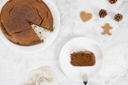 Veganer Luzerner Lebkuchen - extra fluffig und super lecker - mit Dekoration auf dem Tisch