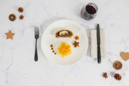 Veganes Pilz Wellington mit einem Glas Rotwein