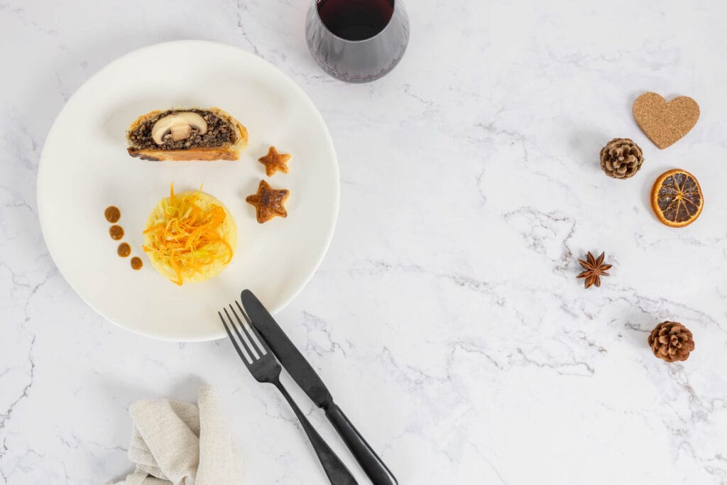 Veganes Pilz Wellington auf dem Teller angerichtet