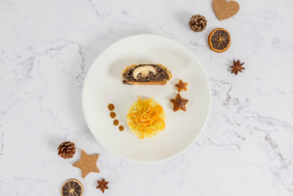 Veganes Pilz Wellington mit Deko auf dem Tisch