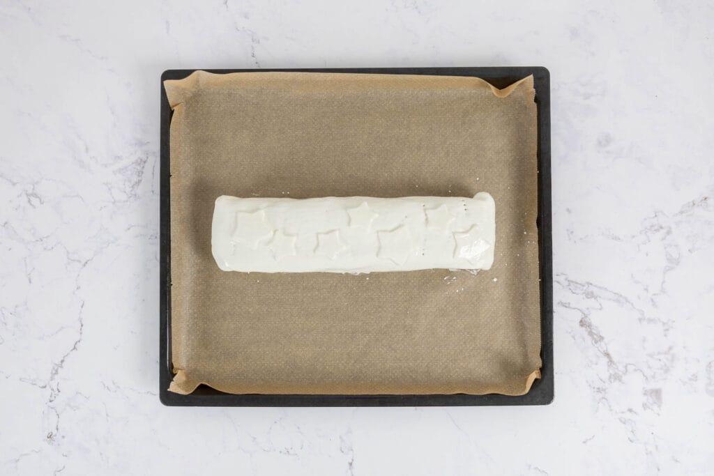 Veganes Pilz Wellington vor dem Backen auf dem Blech mit veganem Rahm bestrichen