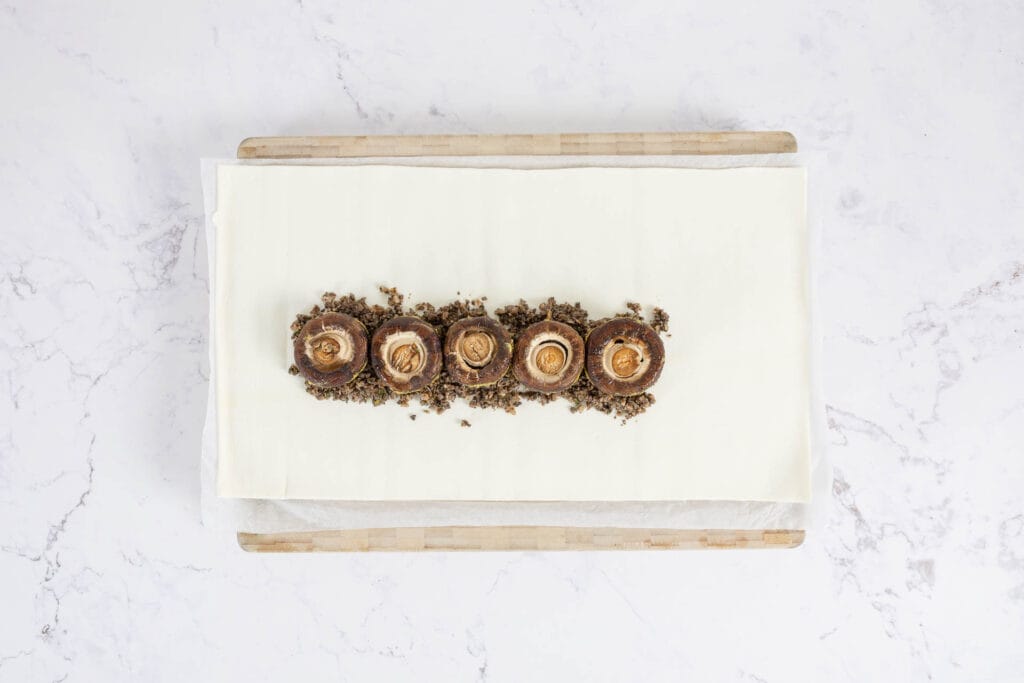 Veganes Pilz Wellington Champignons gebacken, auf der Pilzfüllung auf dem Filet Teig