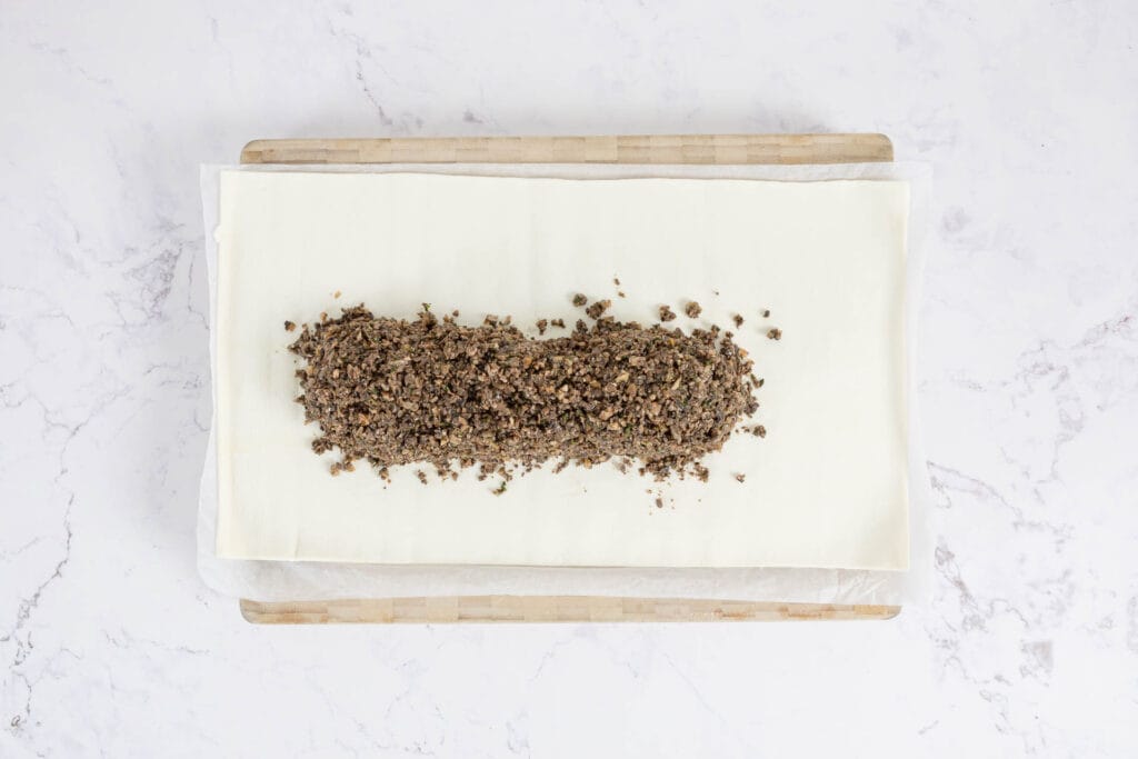 Veganes Pilz Wellington - Pilze geschnitten auf dem Filet Teig