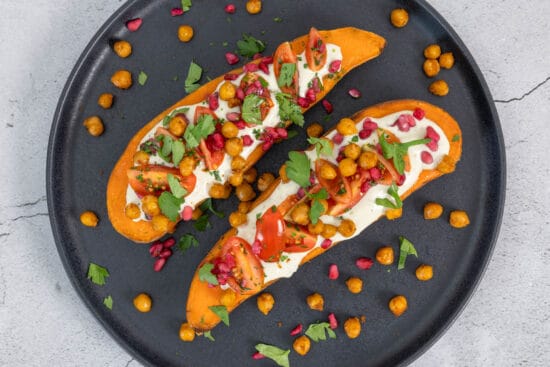 Mediterrane Ofen-Süsskartoffeln mit Kichererbsen