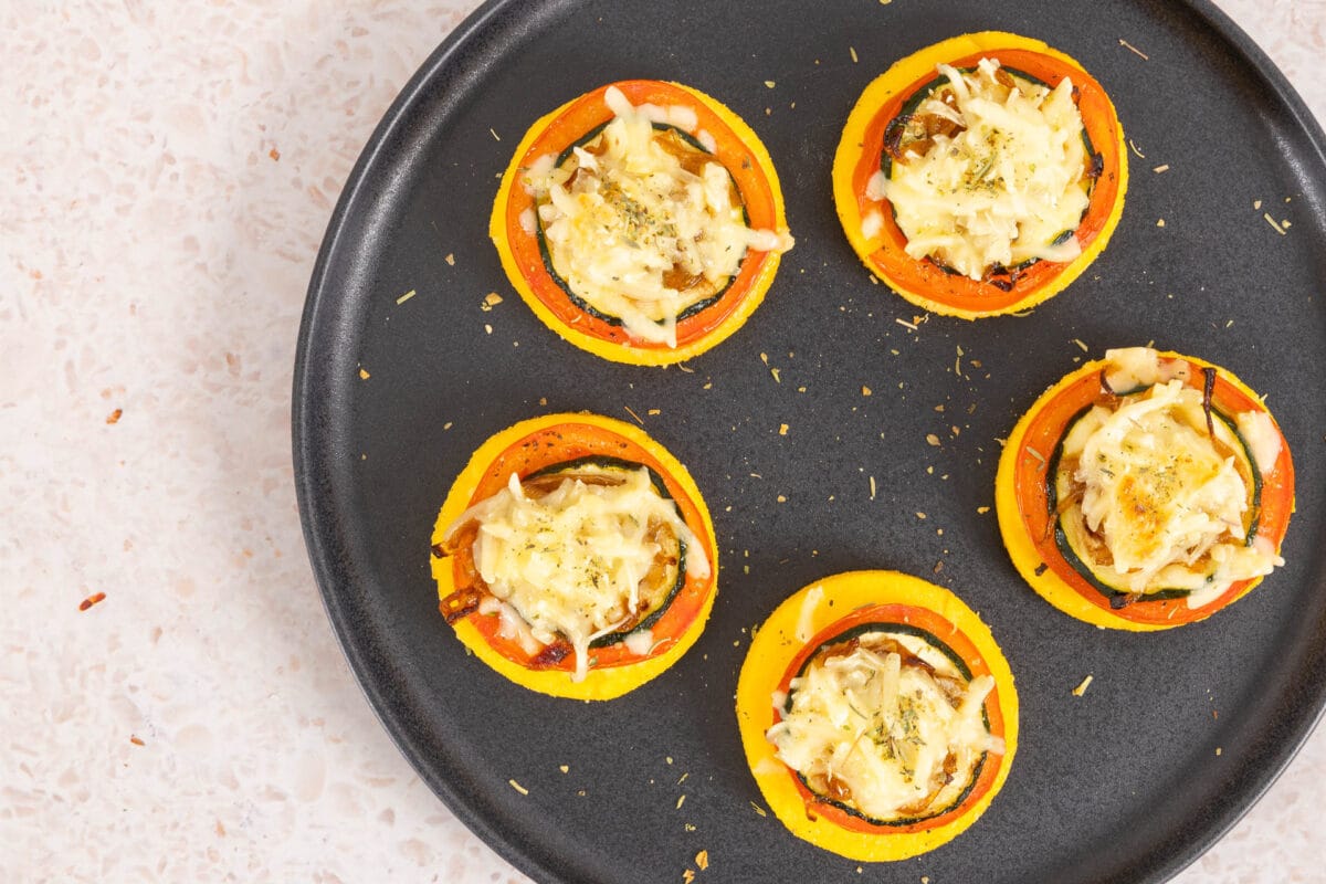 Polenta-Pizza-Taler – mit veganem Käse überbacken