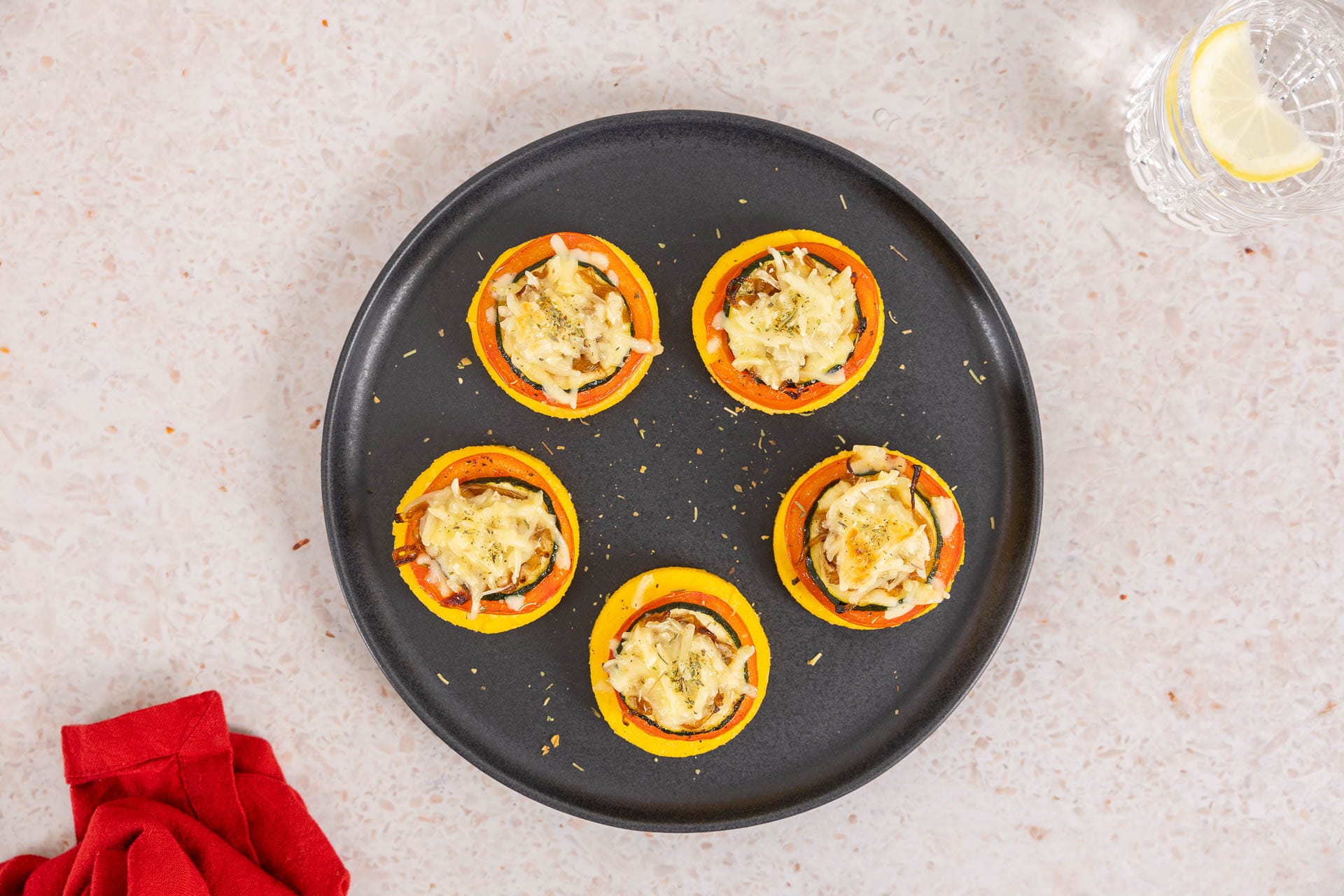 Polenta-Pizza-Taler – mit veganem Käse überbacken