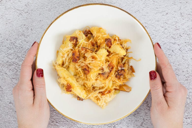 Vegane Schupfnudeln ohne Ei mit Sauerkraut und Kokos Speck