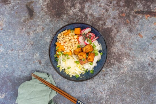 Japanische Reisbowl mit Natto und Tofu - Doburi