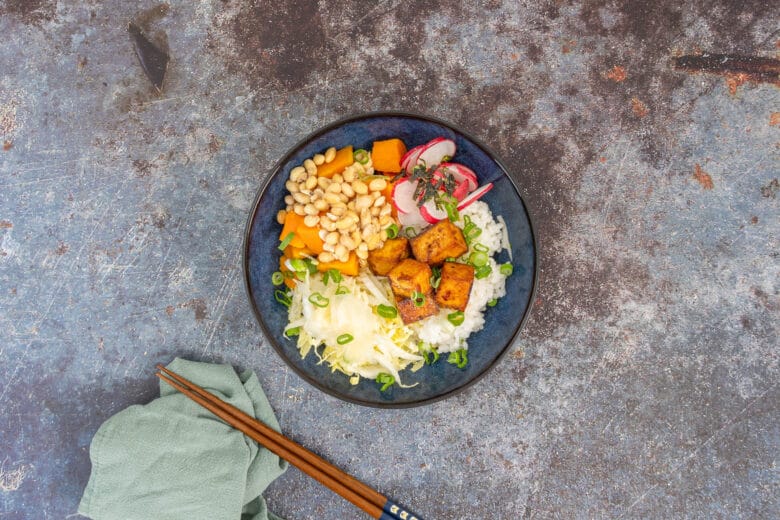 Japanische Reisbowl mit Natto und Tofu - Doburi