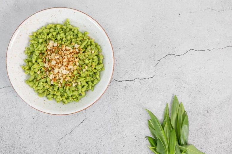 Vegane Bärlauchspätzli auf dem Teller mit Bärlauch